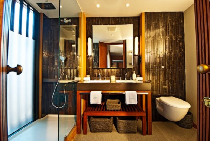 Aqua-Mekong-Guest-Suite-Bathroom-Floating-Hotel
