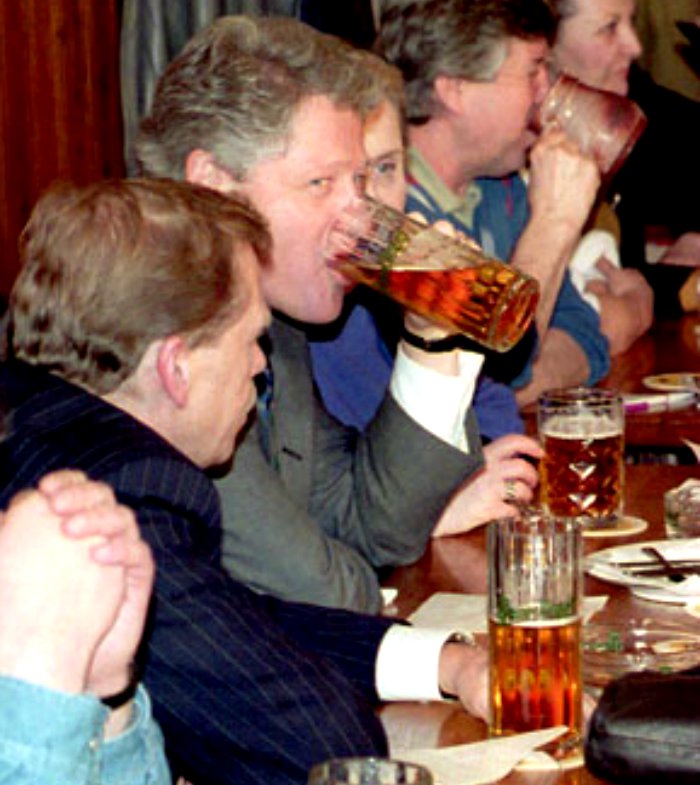 Bill-Clinton-Vaclav-Havel-Beers