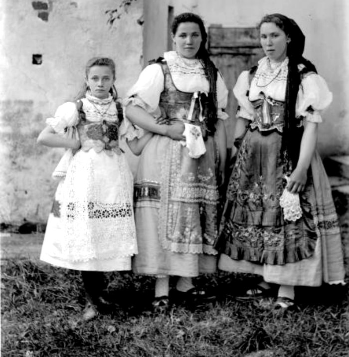 Bohemian-girls-in-ethnic-folk-dress-1892