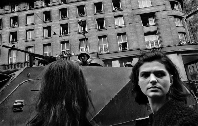 Josef-Koudelka-Prague-1968-Tres-Bohemes