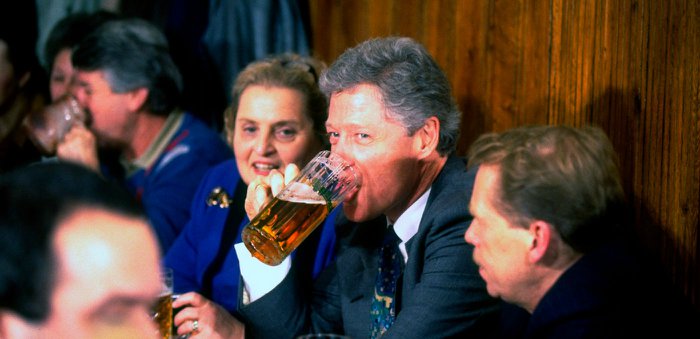 President-Clinton-Enjoyng-a-Beer-with-President-Havel
