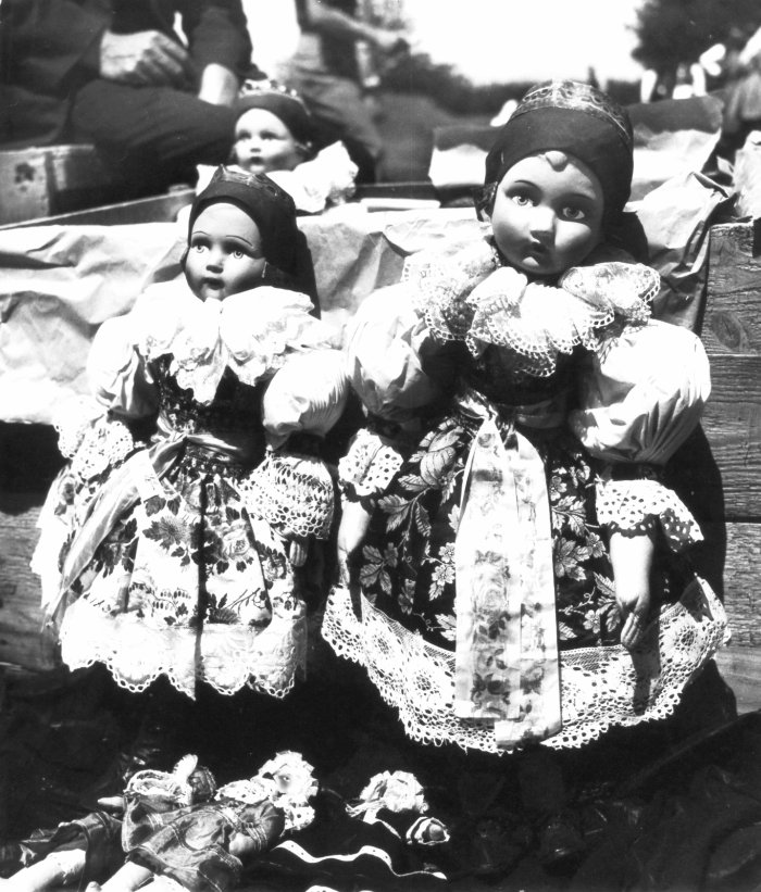 Slovak-dolls-in-folk-dresses