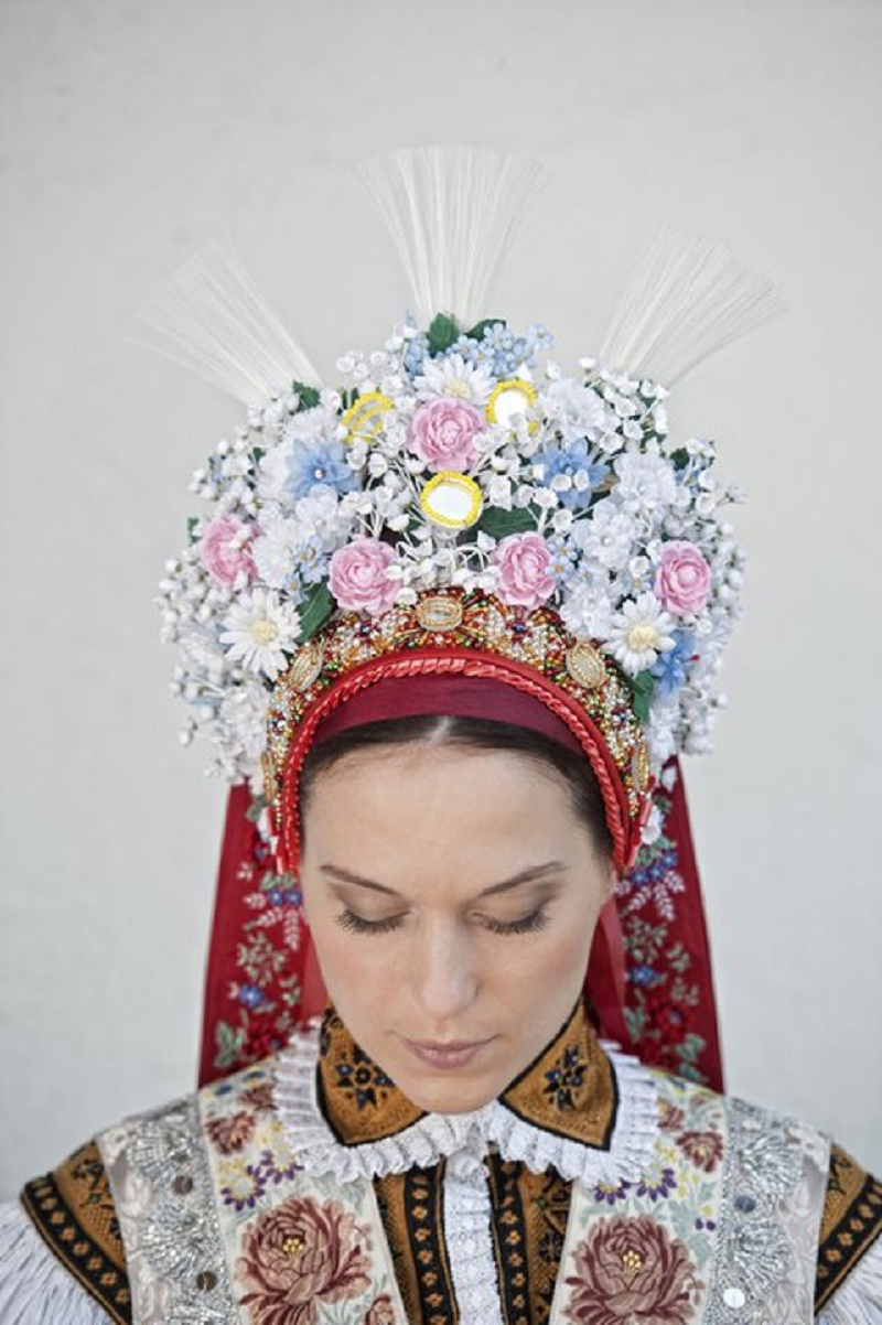 Pentlení bridal head wear, c.1890, reconstruction. Photo Dan Vojtěch.