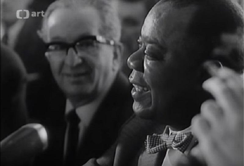 louis-armstrong-in-prague-semafor-lucerna-show-after-4