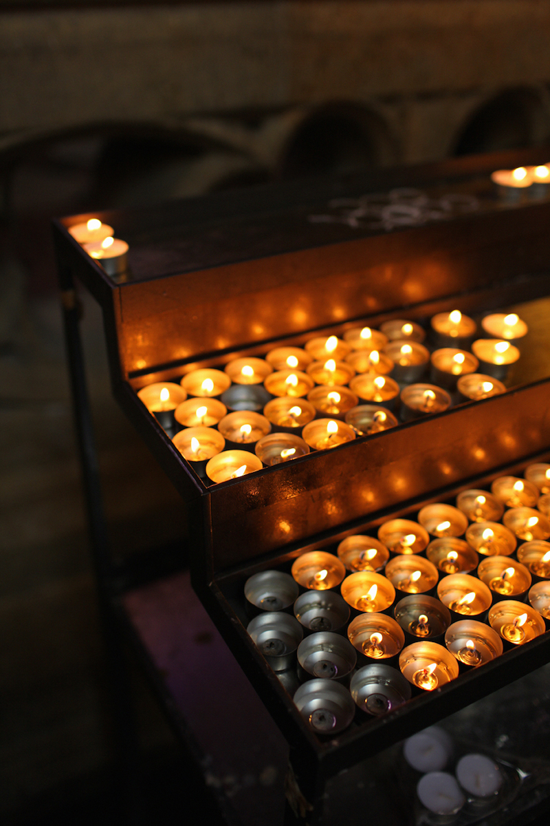 Candles-in-St-Vitus-Cathedral-Tres-Bohemes