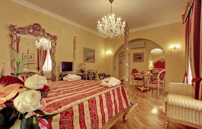 The-Baroque-Luxury-Hotel-Known-As-The-Alchymist-Grand-Hotel-&-Spa-Tres-Bohemes-2
