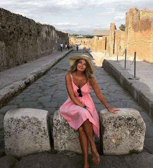 Paulina Porizkova and the pink Gap dress