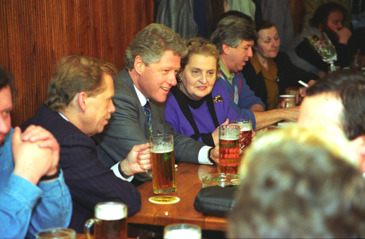 Havel-and-Clinton-Czech-Pub-Drinking-Beer