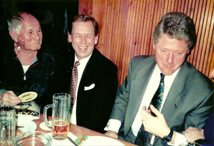 Havel-and-Clinton-Drinking-Beer-in-Prague