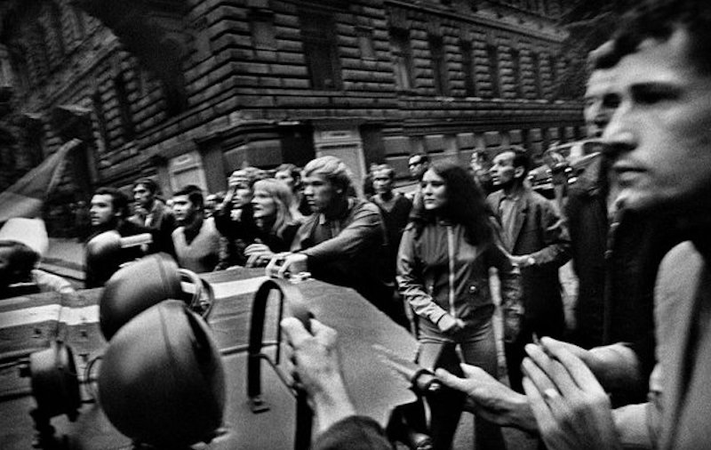 Josef-Koudelka-Prague-Invasion-Tres-Bohemes