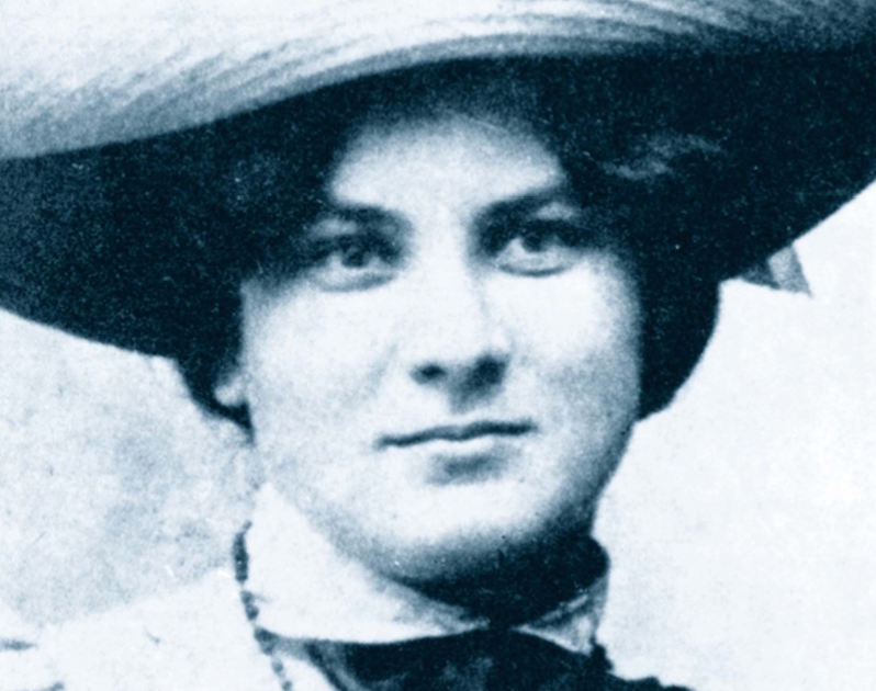 Marie-Majerová-Writing-Tres-Bohemes