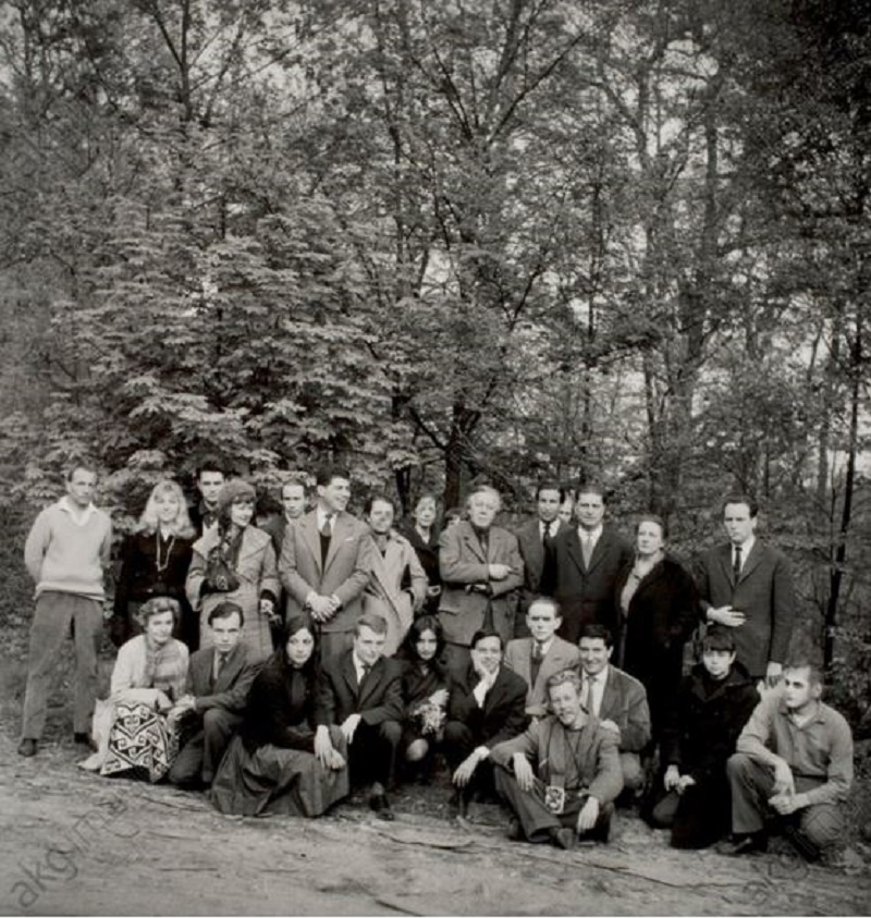 c. 1960, (André, Elisa u. Aube Breton, G.Goldfayn, Toyen, E.Jaguer, G.Legrand, N.Espagnol, A.Joubert, R. Benayoun, J.Pierre, M.Van Hirtum u. a.). Foto, April 1960, von Denise Bellon