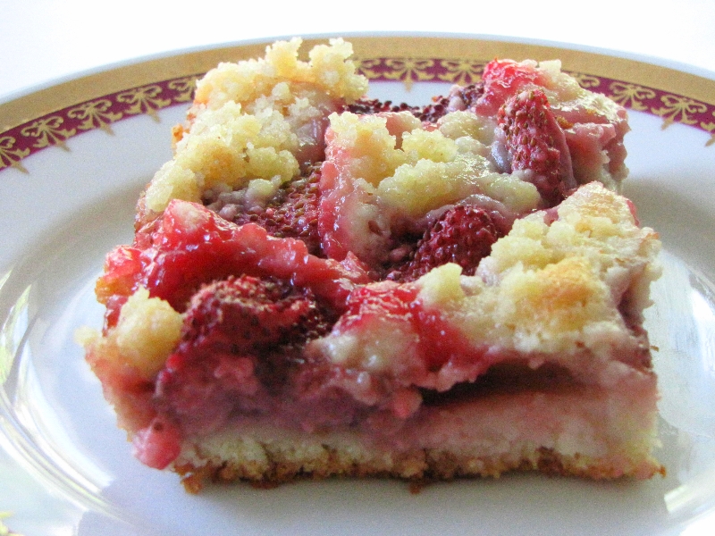 Strawberry-Crumble-Cake-Chewy-Bar