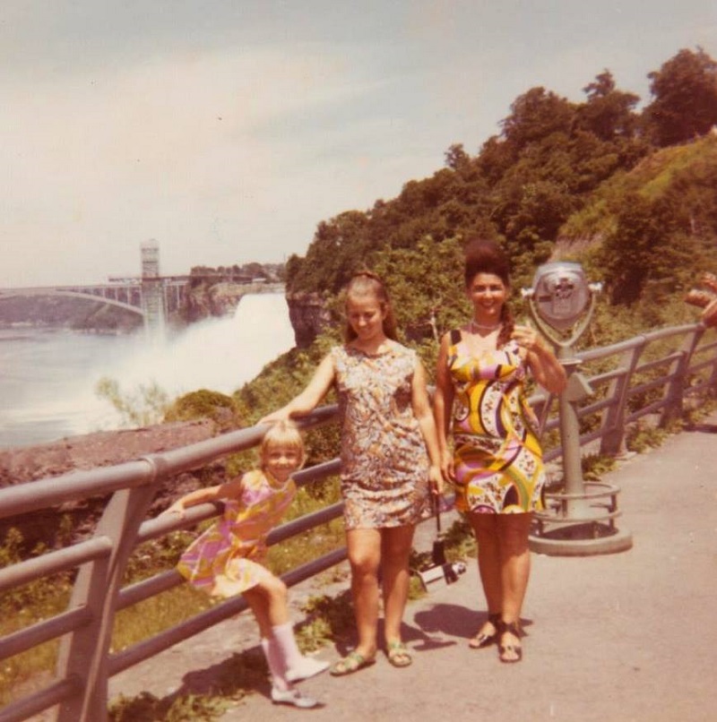 kytka-hilmar_anna-hilmar_and_marie-hilmarova_at_niagra_falls