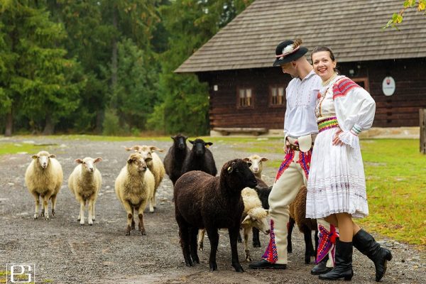 Slovak_Tradition_Folk_Dress_Kroj_Tres_Bohemes