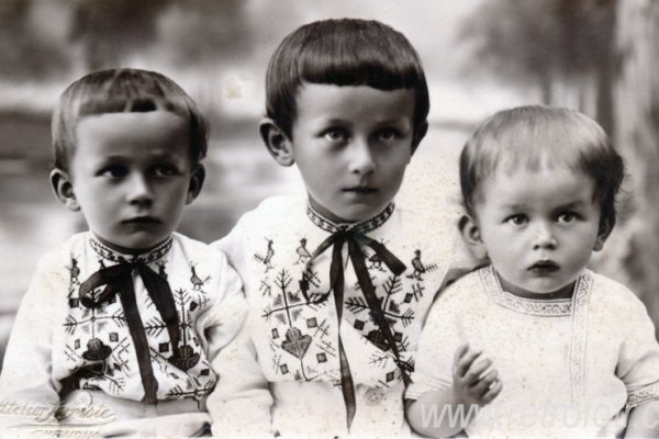 Old_Photos_of_Czech_Children_Tres_Bohemes