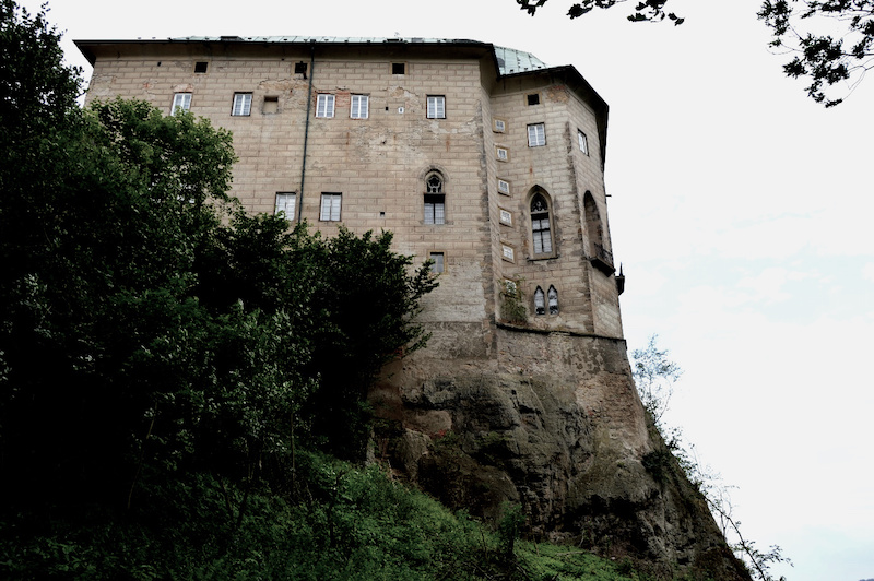 The-Frightening-Legend-of-Houska-Castle-Tres-Bohemes-3