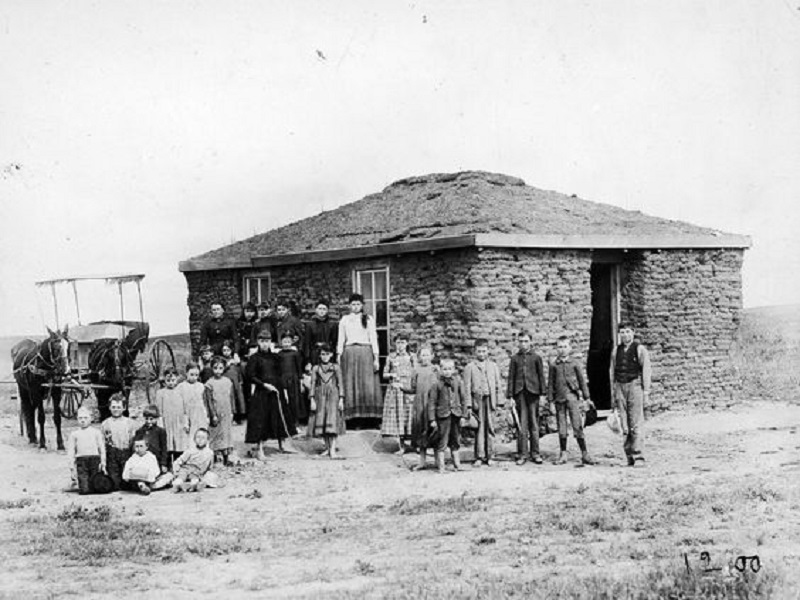 Czech-Settlers-in-America-Sod-House-Tres-Bohemes-Prairie-School