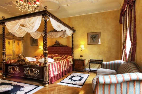 The-Baroque-Luxury-Hotel-Known-As-The-Alchymist-Grand-Hotel-&-Spa-Tres-Bohemes-15