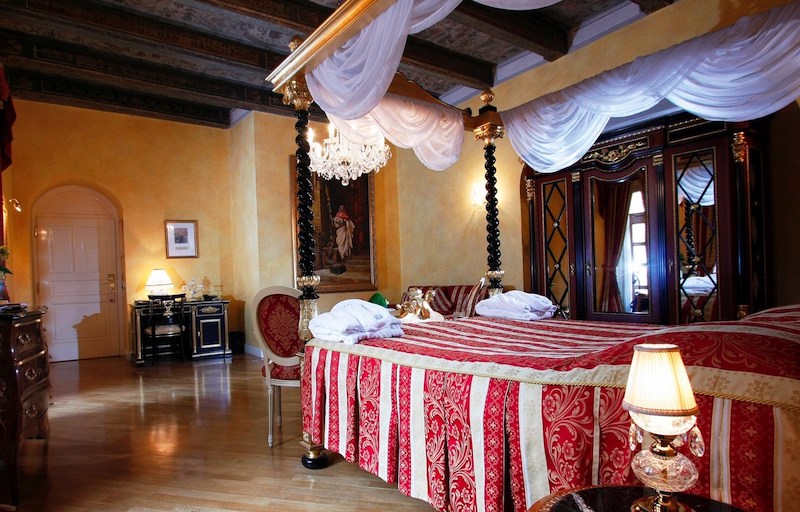 The-Baroque-Luxury-Hotel-Known-As-The-Alchymist-Grand-Hotel-&-Spa-Tres-Bohemes-17