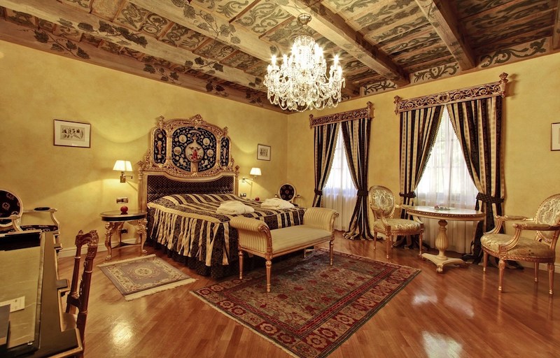 The-Baroque-Luxury-Hotel-Known-As-The-Alchymist-Grand-Hotel-&-Spa-Tres-Bohemes-4