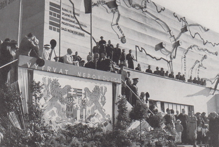 ''HOLD OUT; YIELD TO NOBODY,'' READS A SIGN, ON THE PRESIDENT'S STAND Photograph from John Patric