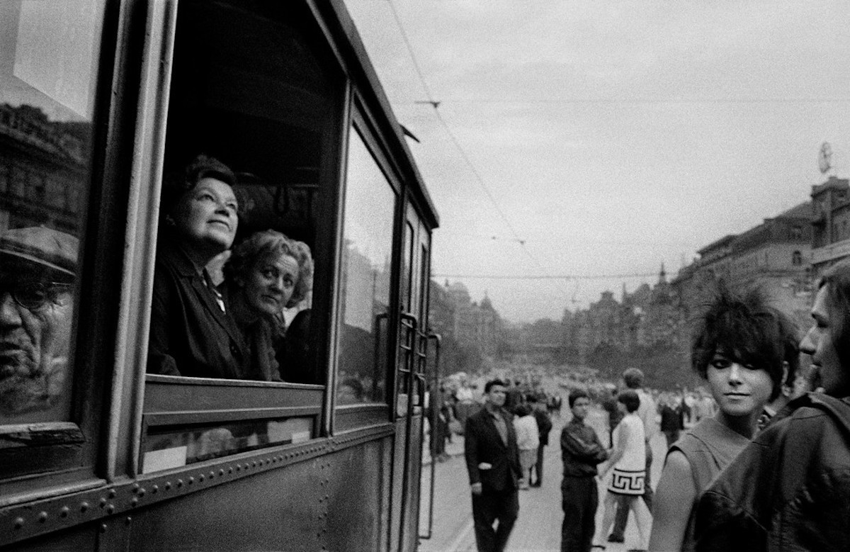 Photographs-of-The-Prague-Spring-by-Josef-Koudelka-Everything-Czech-Tres-Bohemes-1