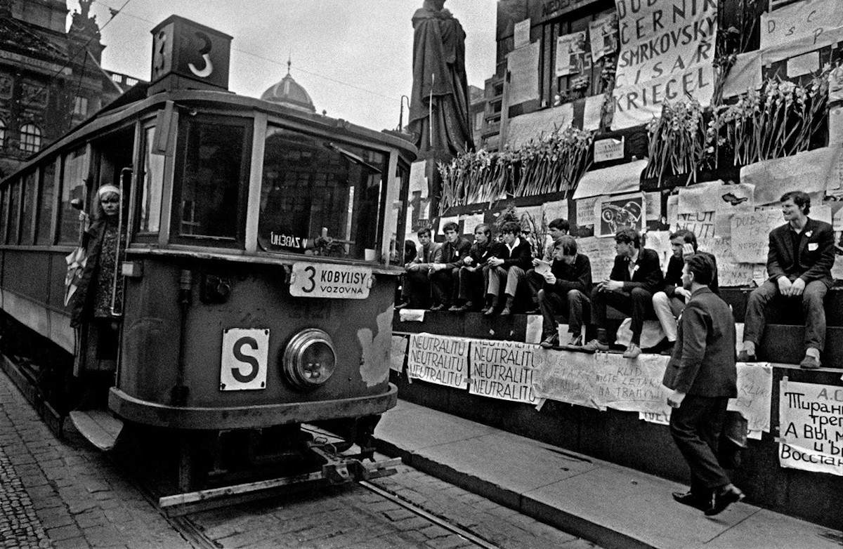 Photographs-of-The-Prague-Spring-by-Josef-Koudelka-Everything-Czech-Tres-Bohemes-10