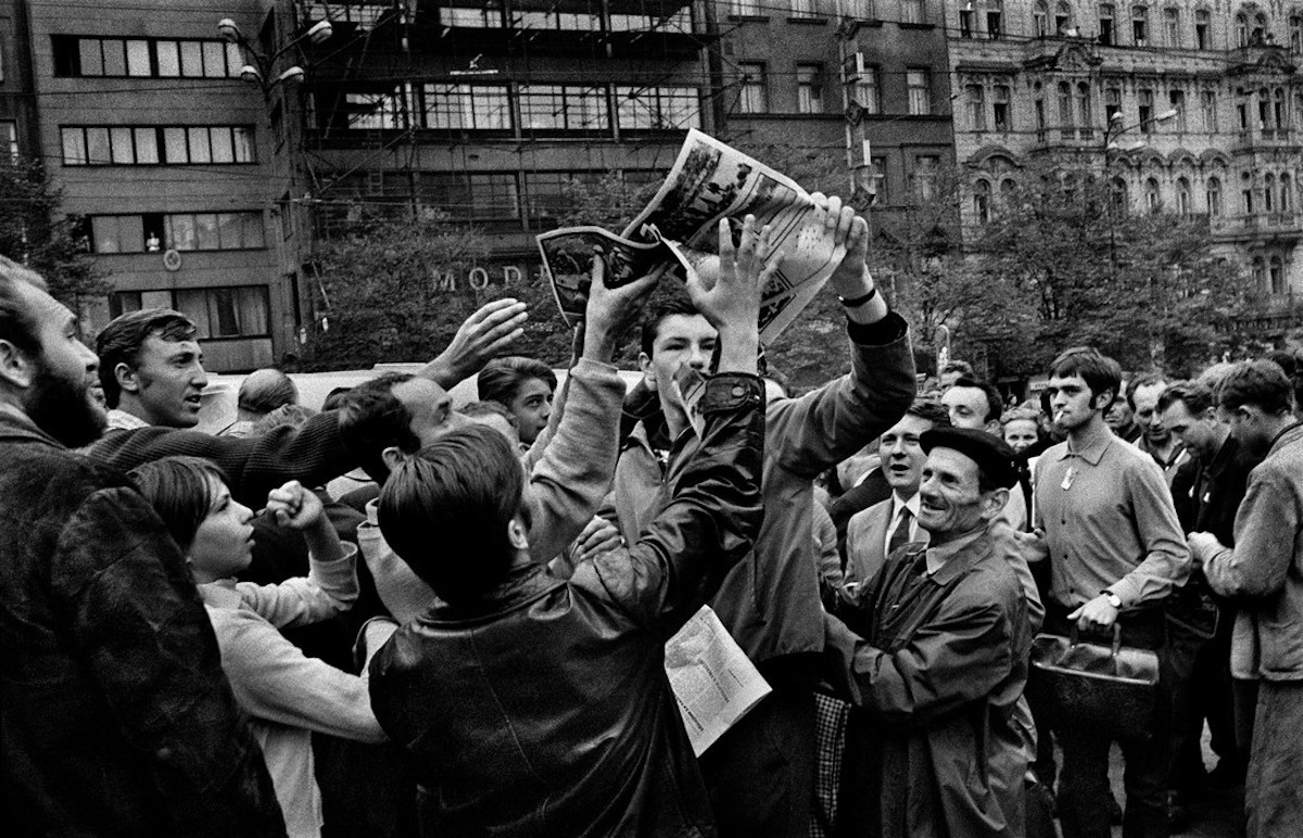 Photographs-of-The-Prague-Spring-by-Josef-Koudelka-Everything-Czech-Tres-Bohemes-2