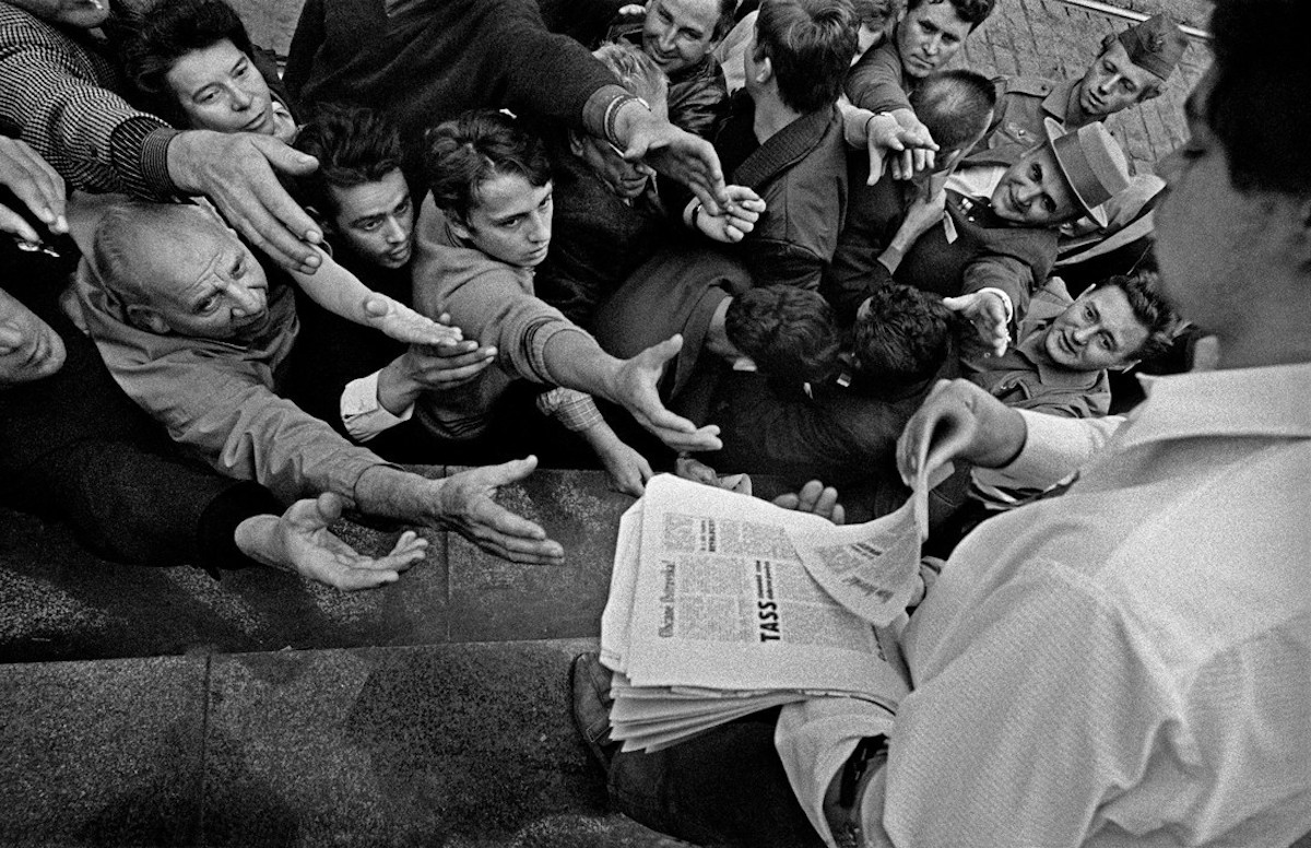 Photographs-of-The-Prague-Spring-by-Josef-Koudelka-Everything-Czech-Tres-Bohemes-3