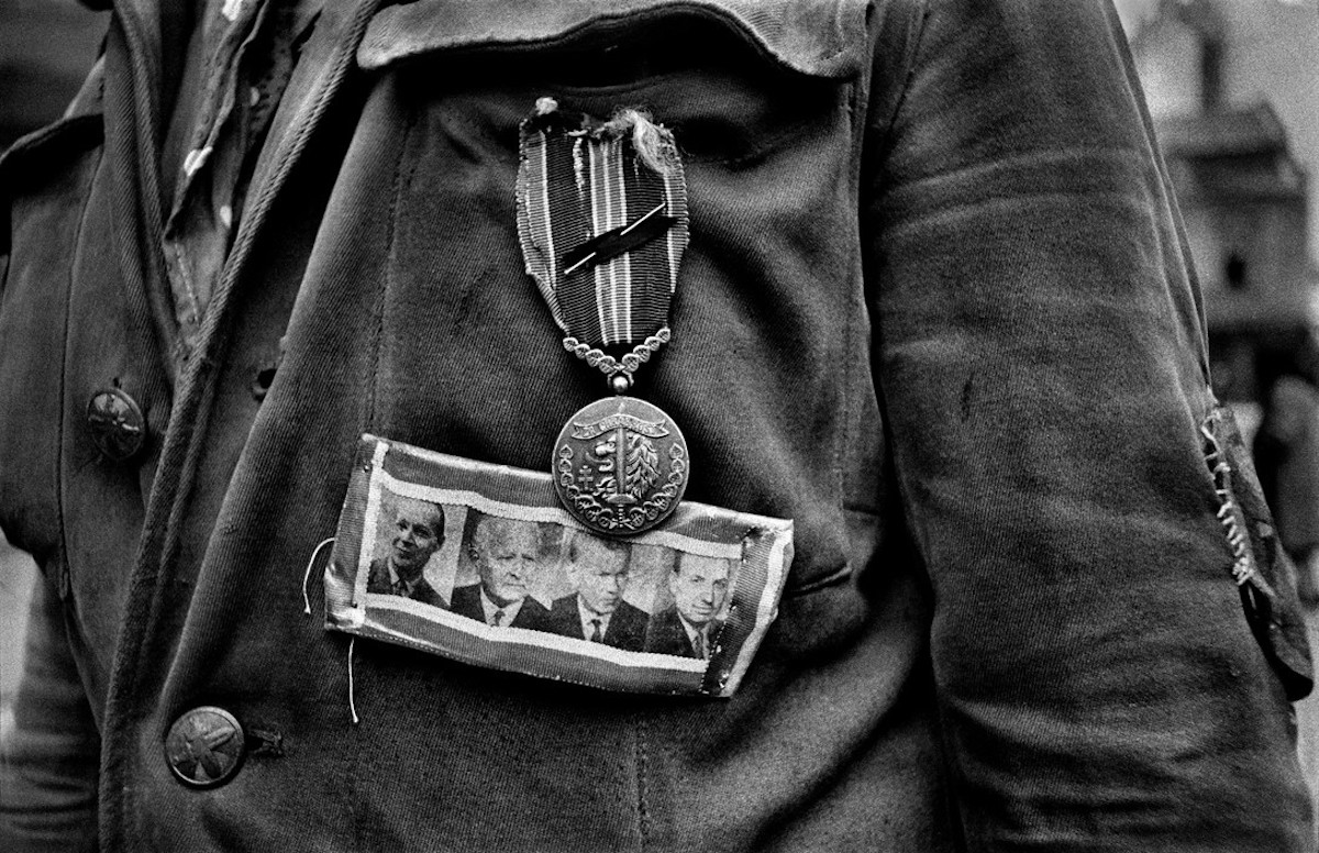 Photographs-of-The-Prague-Spring-by-Josef-Koudelka-Everything-Czech-Tres-Bohemes-7