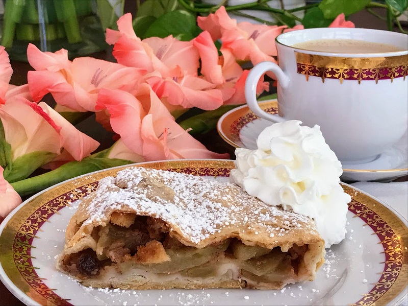 TresBohemes Czech Apple Strudel Recipe