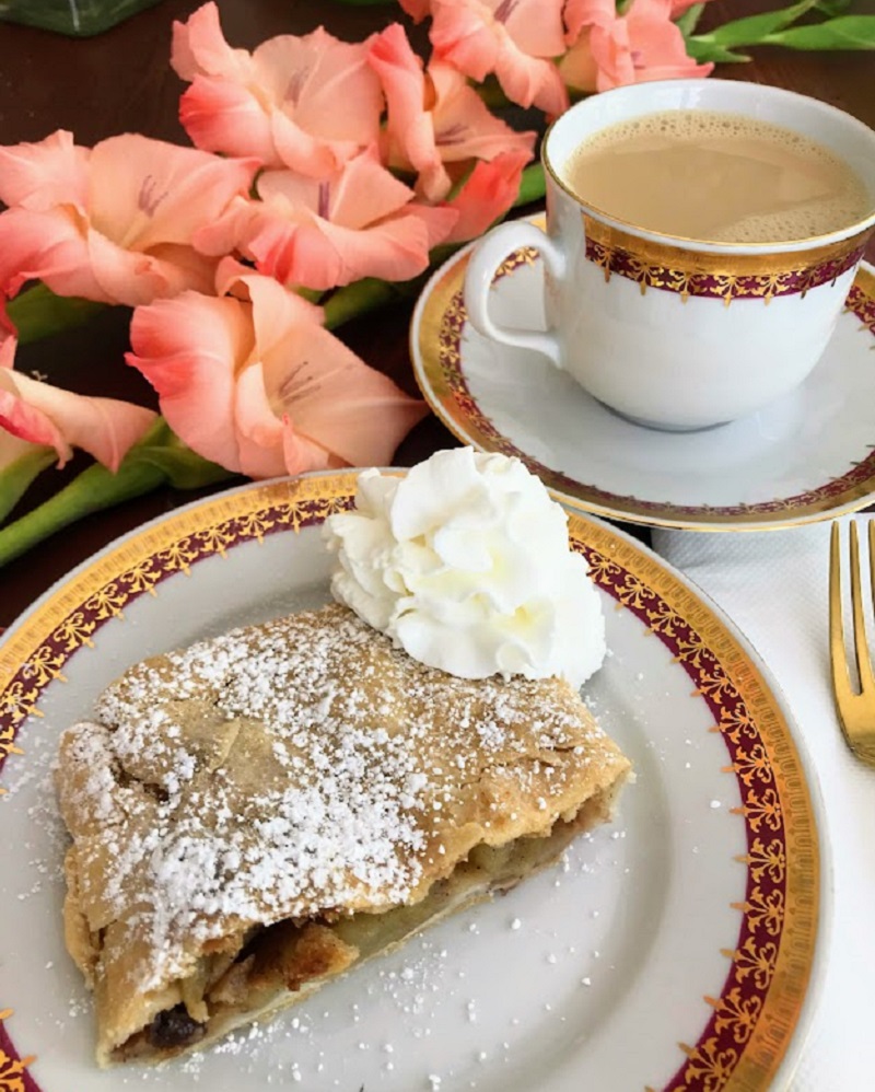 TresBohemes Czech Apple Strudel Recipe